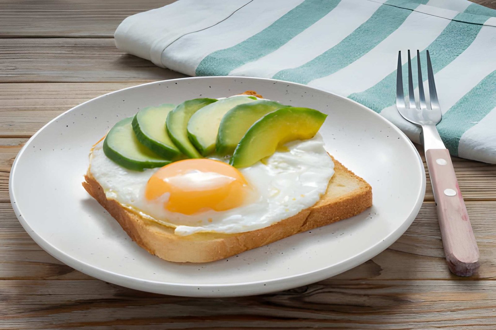Toast Light con Avocado e Uovo