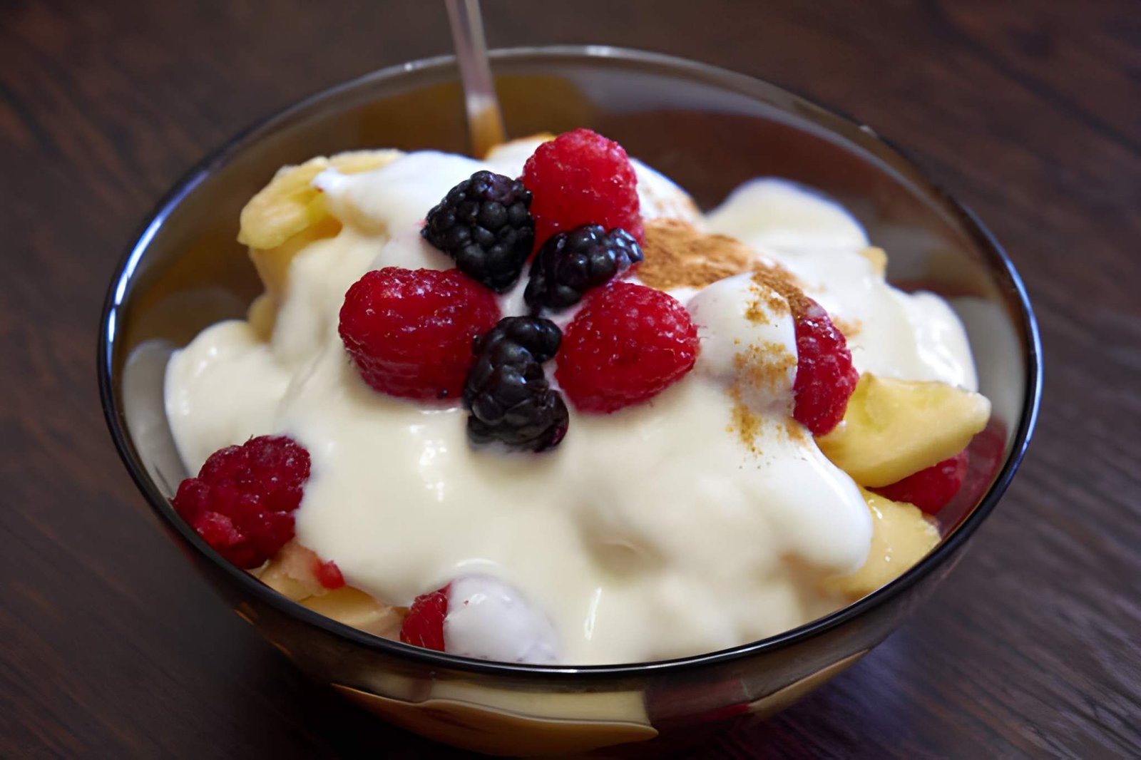 Yogurt light con muesli e frutta fresca