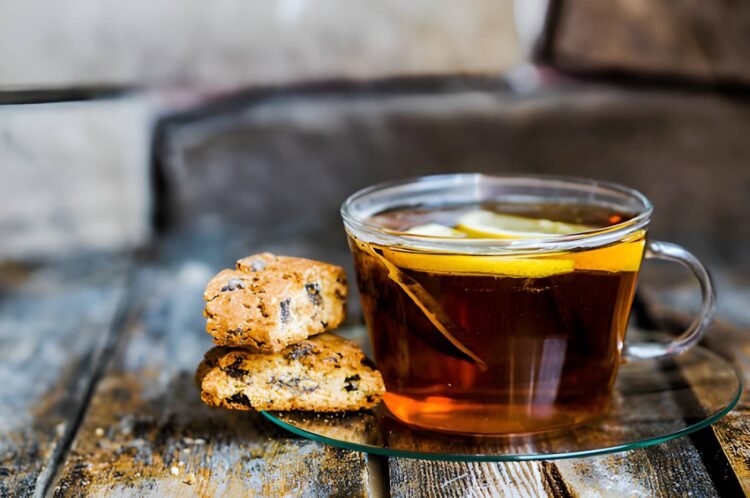 Biscotti al Limone e Cocco serviti con una tazza di tè