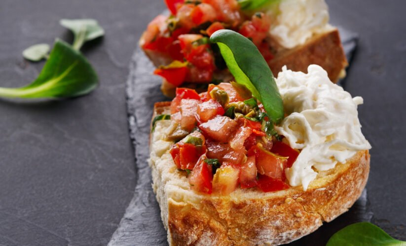 Bruschette al pomodoro e basilico senza burro, un antipasto estivo fresco