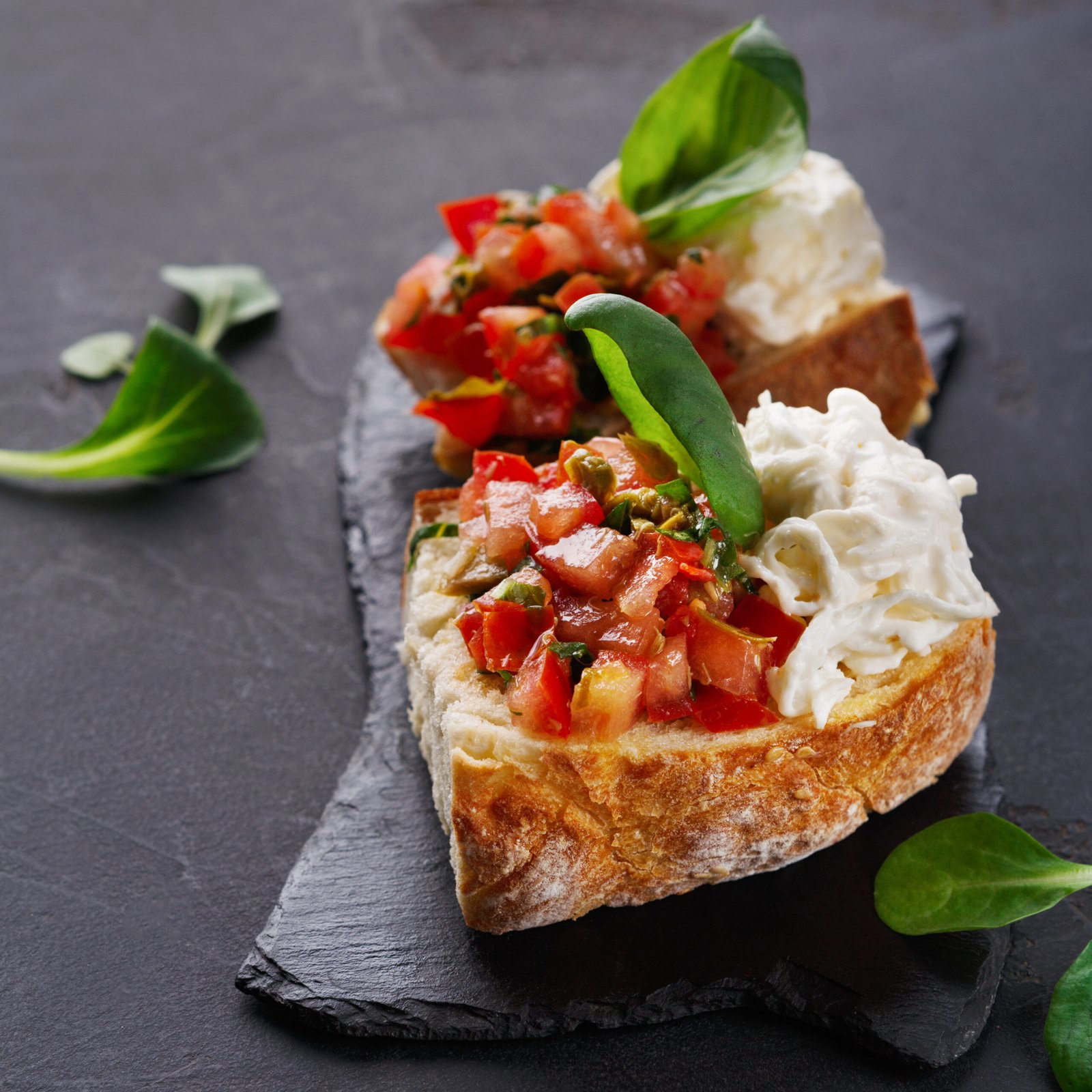Bruschette al pomodoro e basilico senza burro, un antipasto estivo fresco